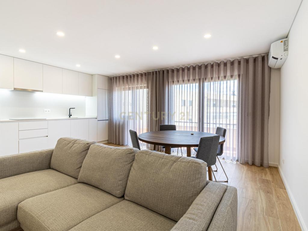 Apartamento T3 Remodelado com garagem em Braga | Próximo do Centro Histórico - Image 1