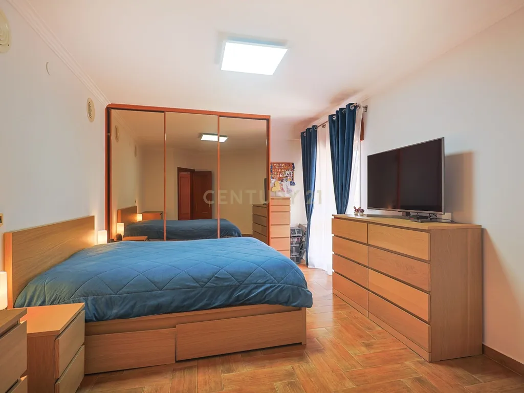 Apartamento T2 nas Quintinhas, Charneca de Caparica, com Terraço e Garagem - Image 3