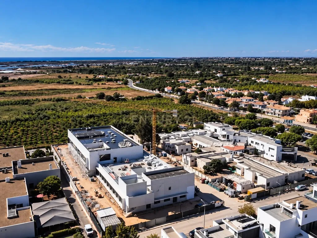 Moradia T4 Nova com Piscina e Garagem Dupla a poucos minutos a pé do Centro de Tavira - Image 1