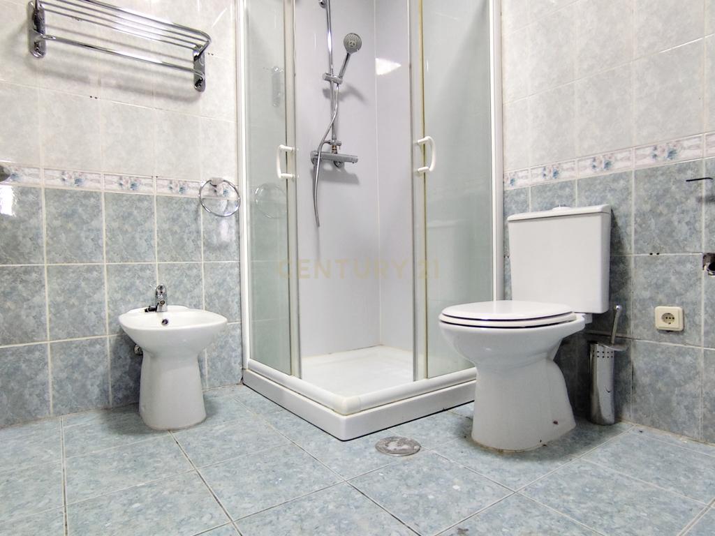 Moradia T4 numa Localização Privilegiada em Chaves - Image 8