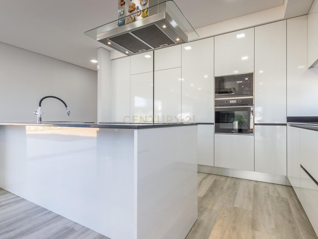 Vila Alegre / Fernão Ferro - Luxuosa moradia isolada térrea de 4 assoalhadas com arquitetura comtemporânea inserida em lote de 2775 m² - Image 11