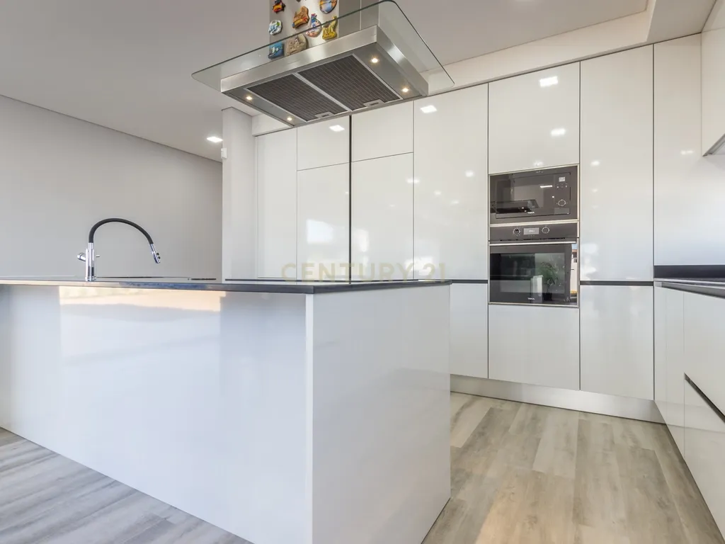Vila Alegre / Fernão Ferro - Luxuosa moradia isolada térrea de 4 assoalhadas com arquitetura comtemporânea inserida em lote de 2775 m² - Image 11