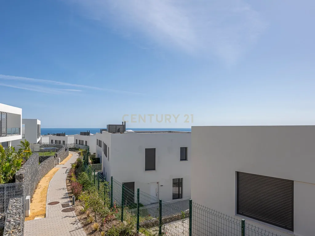 Moradia geminada nova para venda (2024) – Onde o mar, a luz e a tranquilidade se tornam o seu estilo de vida No coração da Costa del Sol, onde o azul do mar se funde com o céu e a brisa marítima o acaricia todas as manhãs, encontrará quatro espetaculares moradias geminadas novas, construídas em 2024, concebidas para aqueles que sonham em viver num ambiente privilegiado. Cada casa foi projetada para cativá-lo desde o primeiro momento. As suas vistas deslumbrantes para o mar acompanham cada momento do dia, enchendo os espaços de luz, serenidade e beleza natural. Aqui, cada nascer do sol torna-se um espetáculo e cada pôr do sol um momento para recordar. As casas têm três quartos espaçosos e três casas de banho, com espaços luminosos e cuidadosamente projetados para oferecer conforto, privacidade e bem-estar. Tudo é novo, com um estilo moderno que combina elegância, funcionalidade e harmonia com o ambiente mediterrâneo. Para aqueles que procuram algo ainda mais exclusivo, existe a opção de combinar duas propriedades, criando uma casa verdadeiramente única com até 6 quartos, ideal para famílias numerosas, receber convidados ou para aqueles que desejam espaço sem sacrificar o conforto. Venda de casa geminada nova construída em (2024) – Onde o mar, a luz e a tranquilidade se tornam o seu estilo de vida - Image 37