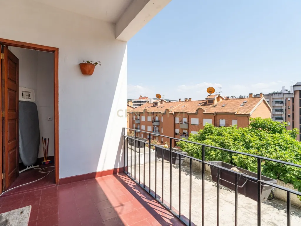 Apartamento T3+1 com logradouro e estacionamento privativos e sótão independente rentabilizado – Bairro Norton de Matos - Coimbra - Image 19
