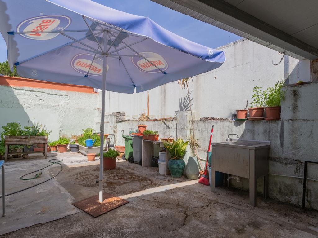 Oportunidade Única em Santo António da Caparica - Image 35