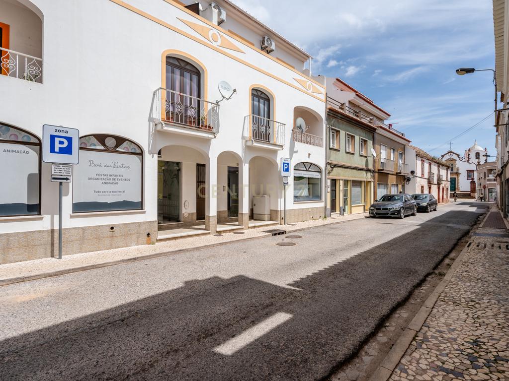 Espaço Comercial com 5 Lojas em São Bartolomeu de Messines - Image 3