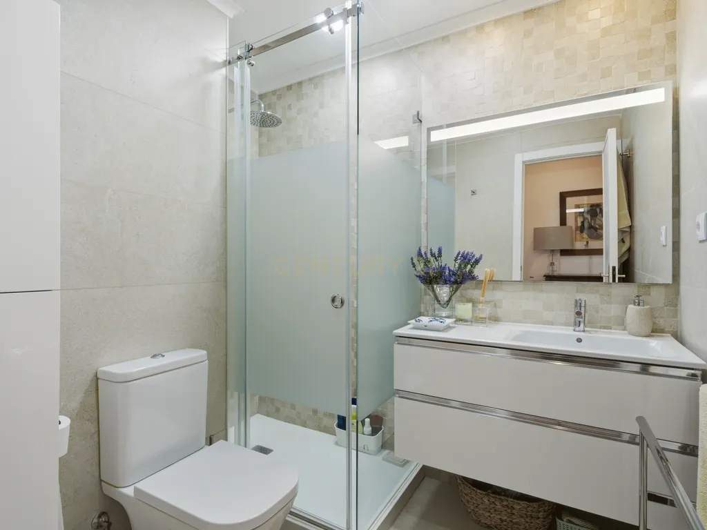 T4 Renovado e Luminoso com 50 m² de Varandas Fechadas | Agualva-Cacém - Image 17