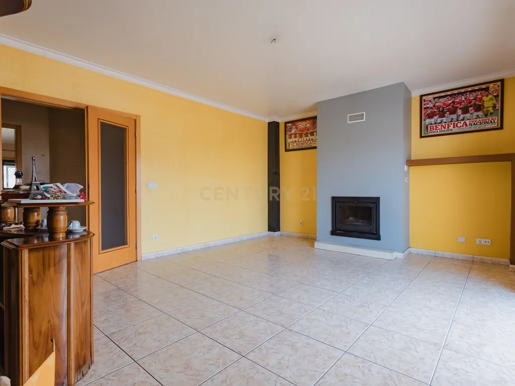 Apartamento T3 com áreas extraordinárias, garagem para 2 carros e perto da praia! - Image 8