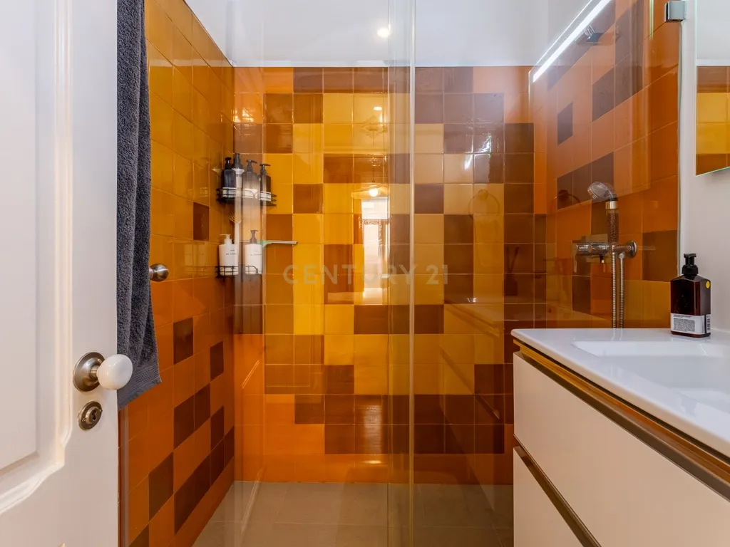 Apartamento T4 Renovado em Santo António, Lisboa — Onde a elegância se sente em cada detalhe - Image 15