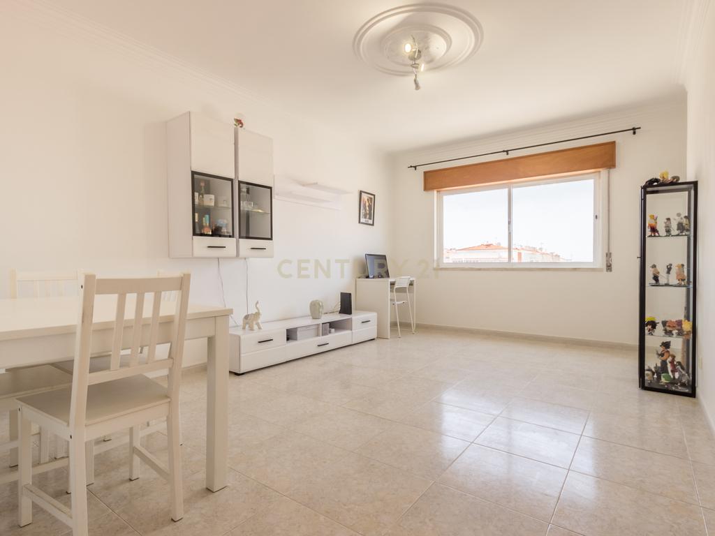 Apartamento T2 na Quinta do Conde - Image 1