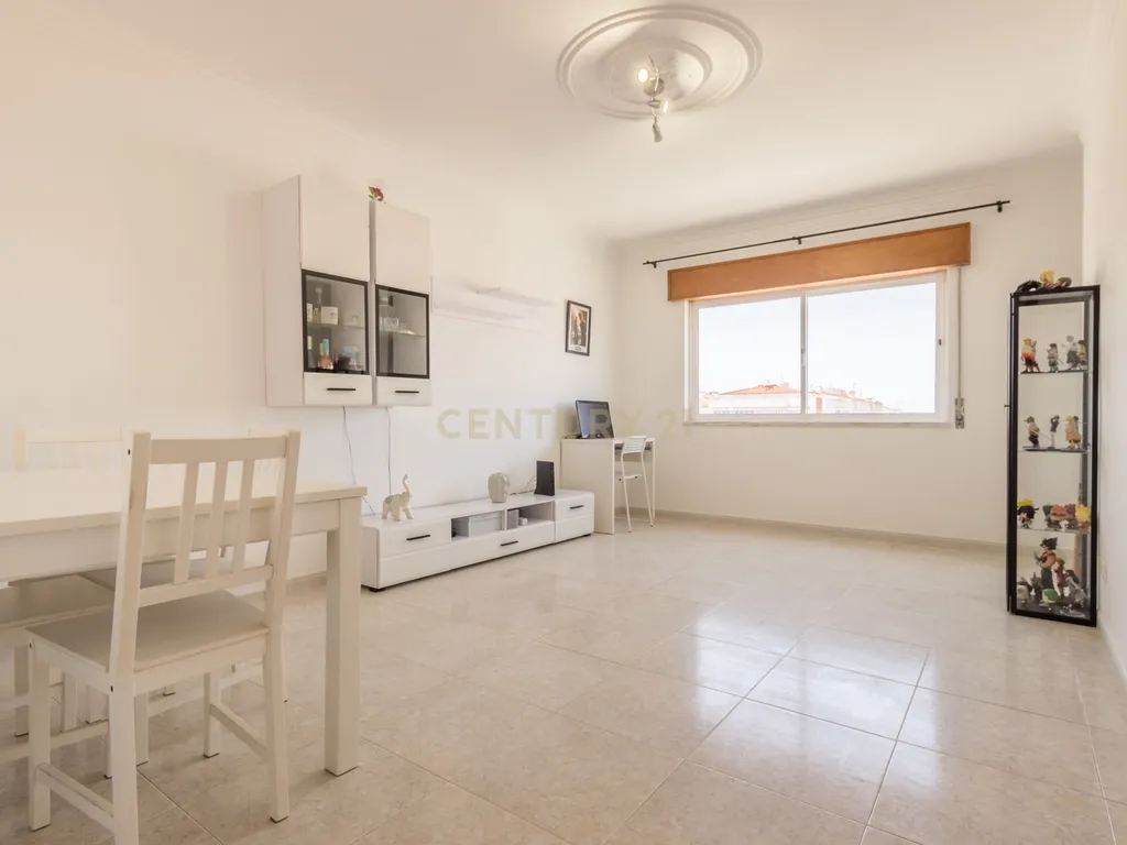 Apartamento T2 na Quinta do Conde - Image 1