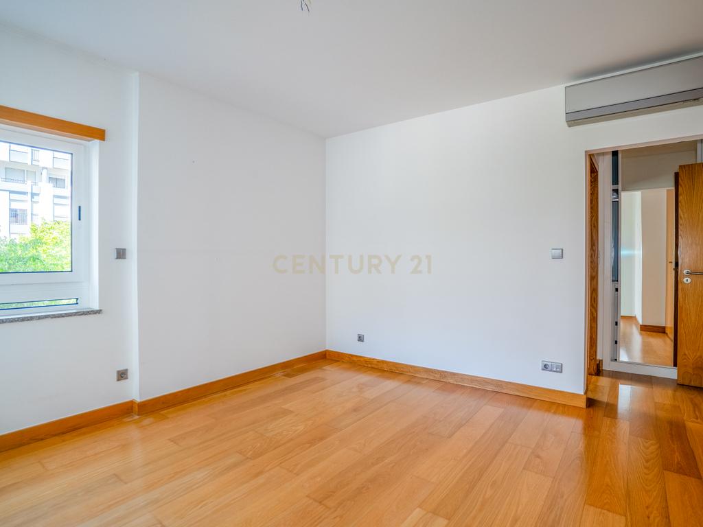 Apartamento T4 Premium com Terraço na Avenida da Independência - Image 30