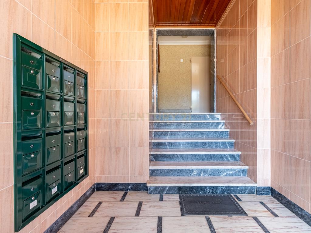 Apartamento T2 Vale de Flores - Image 13
