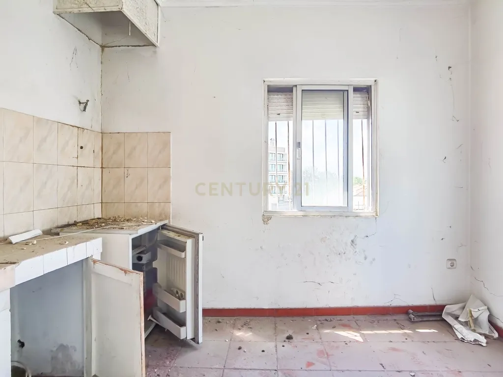 Prédio para reabilitação com terreno e viabilidade para construção na Venda Nova, em Rio Tinto - Image 21