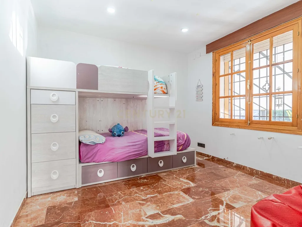 Moradia isolada em Otura com um terreno de 1.250 m², piscina, jardim e espaços para viver em paz - Image 29