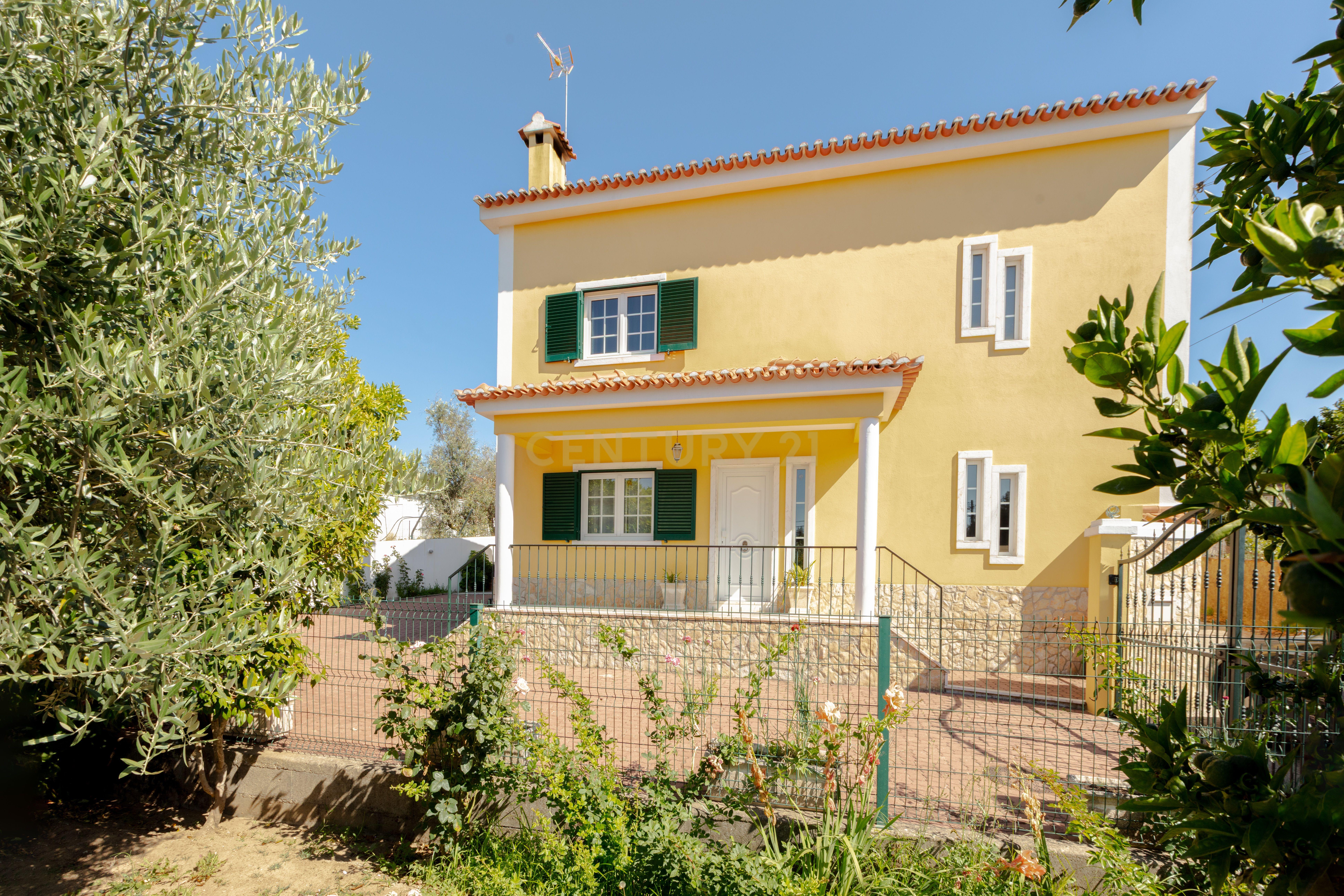Moradia T4 Isolada com Jardim e Garagem em Olalhas – Tomar