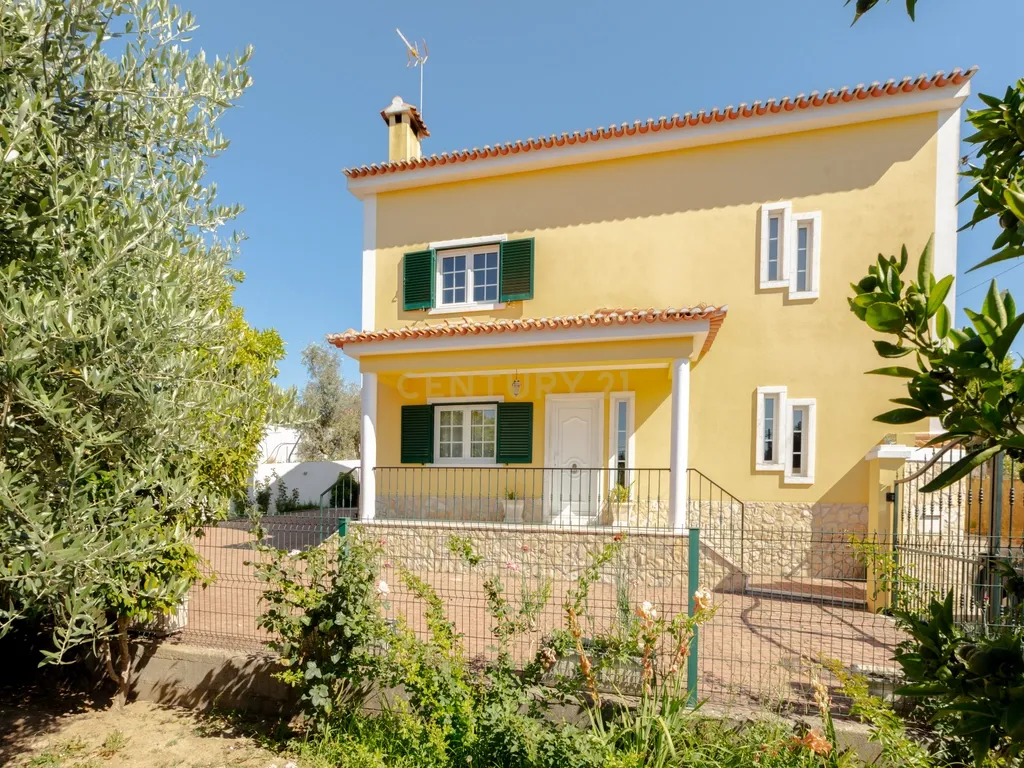 Moradia T4 Isolada com Jardim e Garagem em Olalhas – Tomar - Image 1