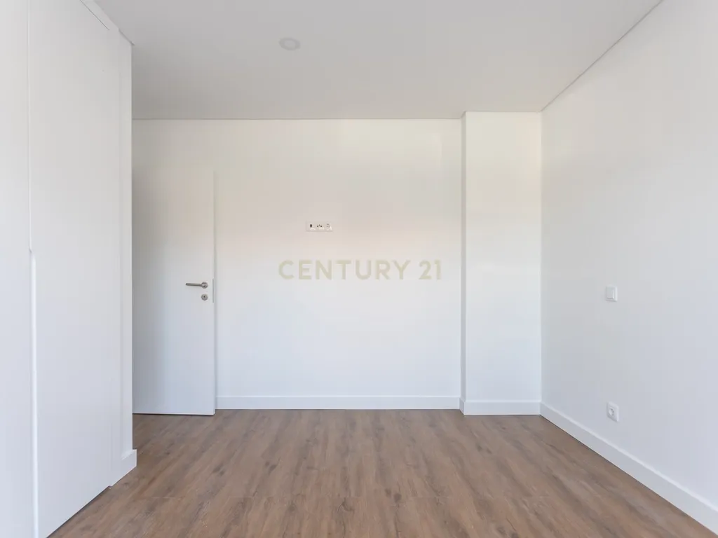 Moradia T3 Térrea Isolada com 3 suítes | Quinta do Anjo - Image 9