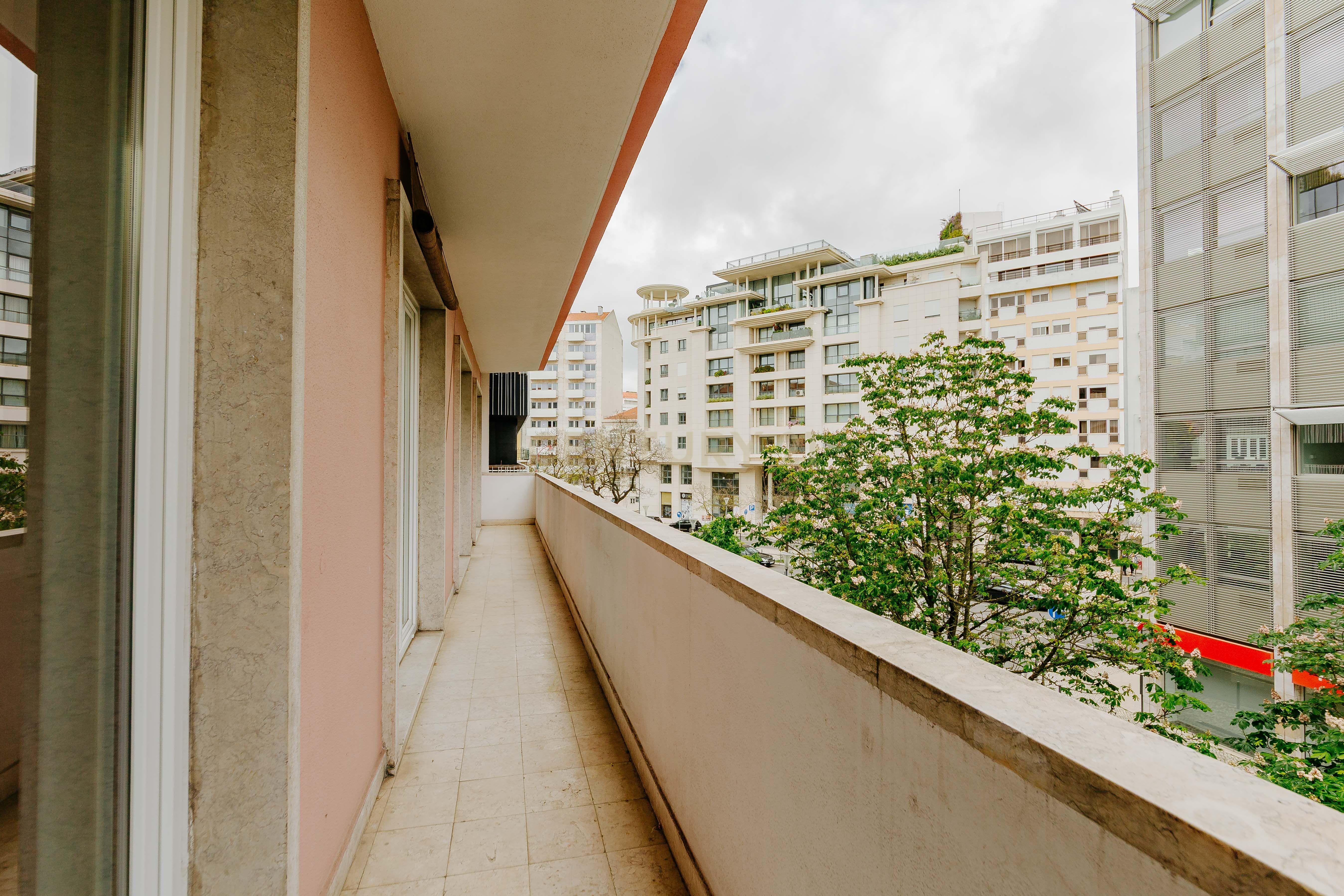 APARTAMENTO T5 REMODELADO SALDANHA LISBOA - Image 31