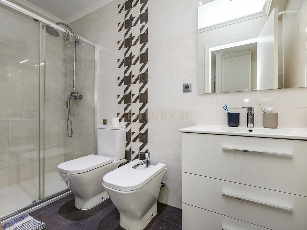 Apartamento T3 Remodelado em Massamá (Rua Miguel Torga) - Image 12