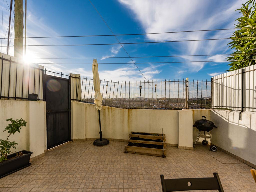 Apartamento T2 em Linda-a-Velha – Remodelado com Terraço e Excelente Localização - Image 17