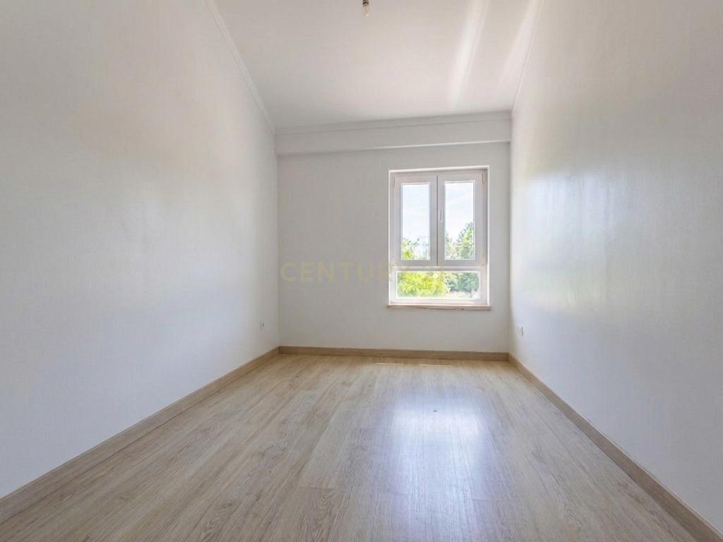 Moradia em Banda T3 com Sótão Aproveitado e Espaço Exterior – Casal Bolinhos, Azeitão - Image 10
