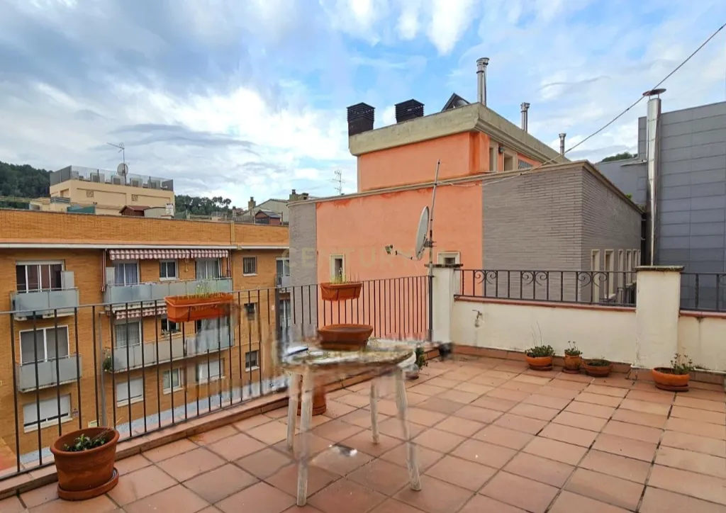 GRANDE CASA À VENDA NO CENTRO DA VILA DE CERVELLÓ, A APENAS 15 KM DE BARCELONA E DO AEROPORTO EL PRAT - IDEAL PARA VÁRIAS FAMÍLIAS OU COMO MASIA SEM JARDIM - Image 3