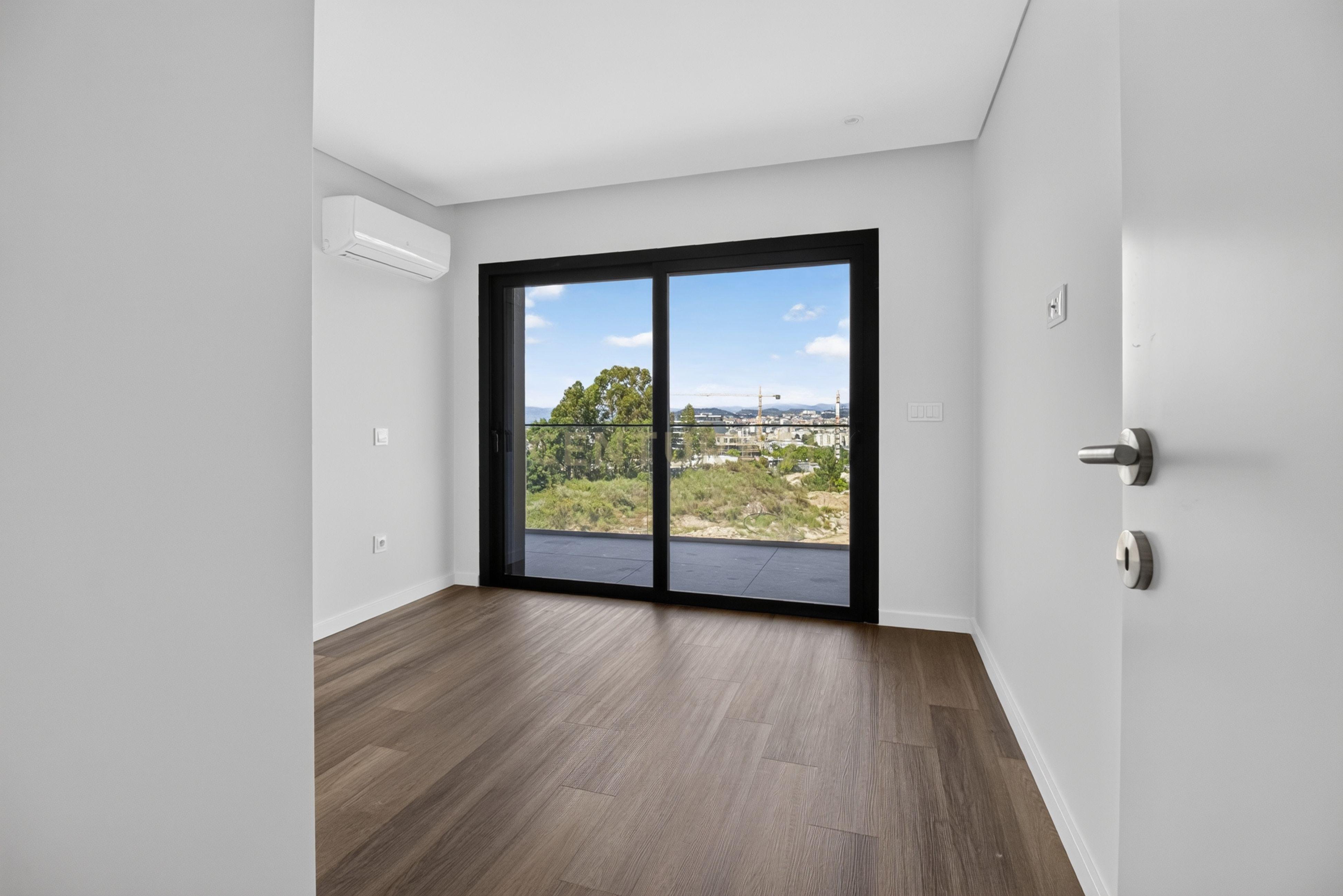 Fotografia 12 de T3 Novo em Ferreiros, Braga | Suíte e 2 Quartos com Closet e Varanda Panorâmica