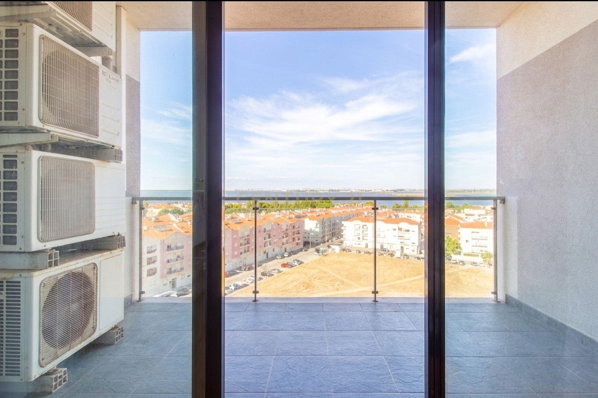 Fotografia 7 de Barreiro / Lavradio - Apartamento de 4 assoalhadas com varandas e lugar de parqueamento e elevador