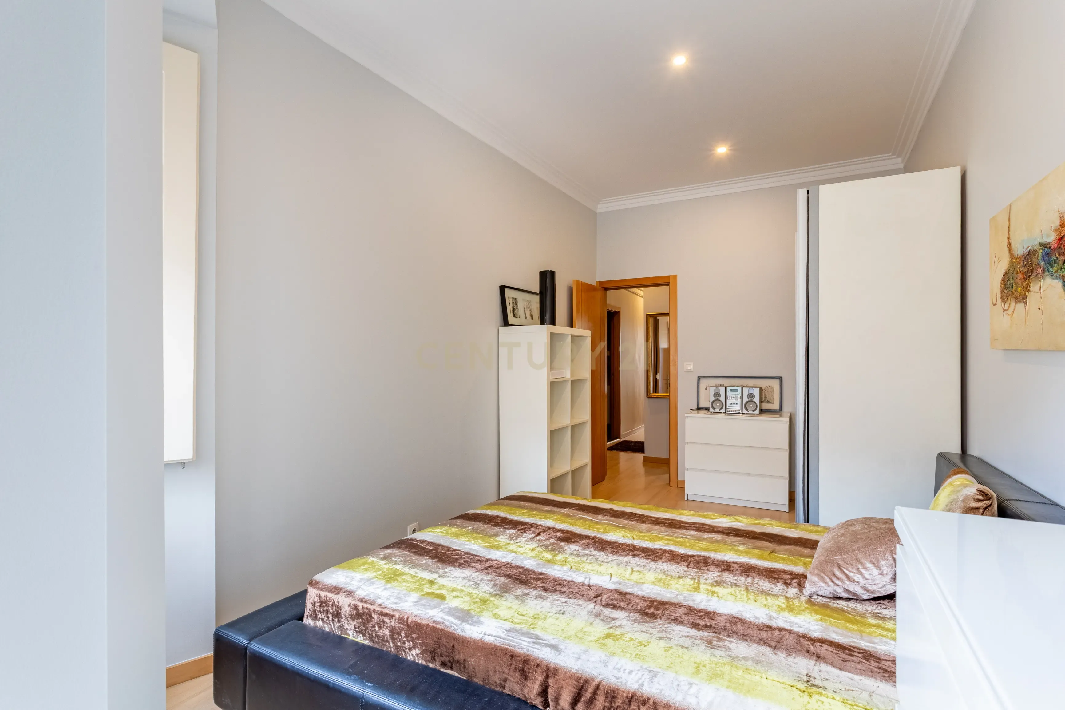 Apartamento T3 inserido num prédio de traça tradicional, no coração de Lisboa, a 5 min da Basílica da Estrela - Image 22