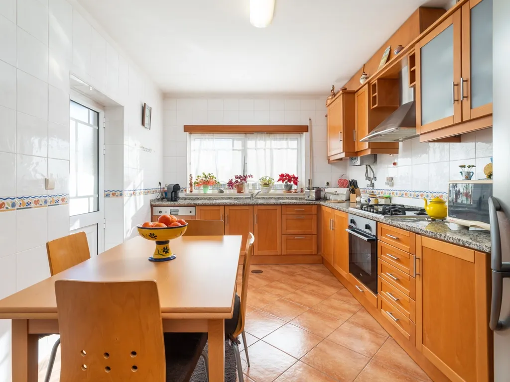 Moradia T4 com sótão versátil e excelentes acessos – uma oportunidade única - Image 5