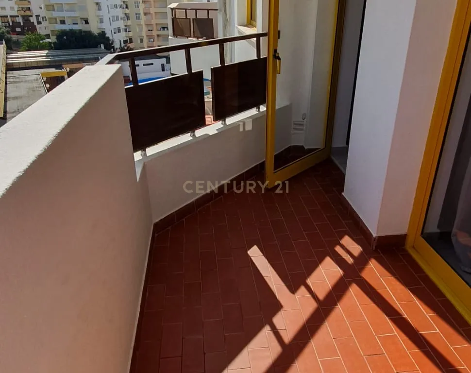 NÃO PERCA ESTA GRANDE OPORTUNIDADE! FANTÁSTICO APARTAMENTO T1 ESPAÇOSO TOTALMENTE REMODELADO EM CONDOMINIO FECHADO COM AMPLA VARANDA, PISCINA, RECEPÇÃO E SEGURANÇA 24H A PASSOS DA PRAIA! - Image 5