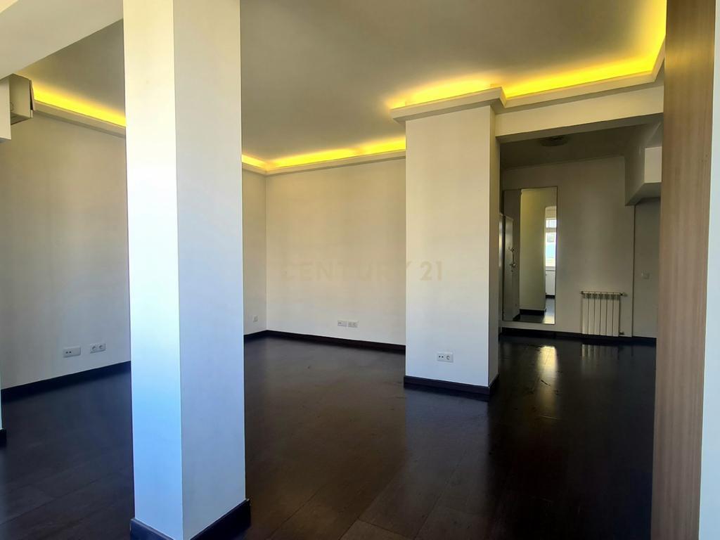 Apartamento Renovado T2 em Santa Clara, Lisboa - Image 2
