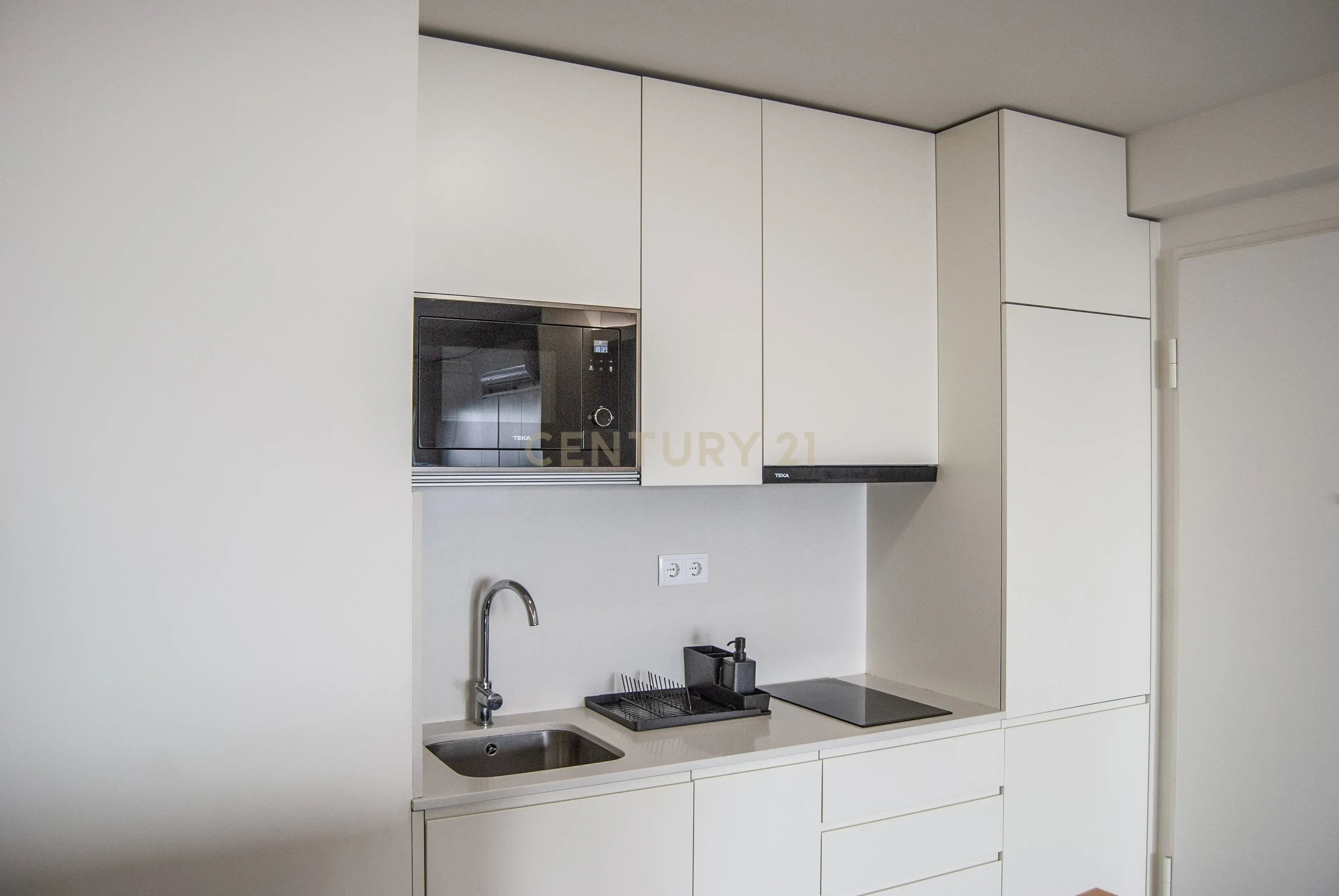 Apartamento T0 Mobilado com varanda - Zona central de Aveiro - Image 2