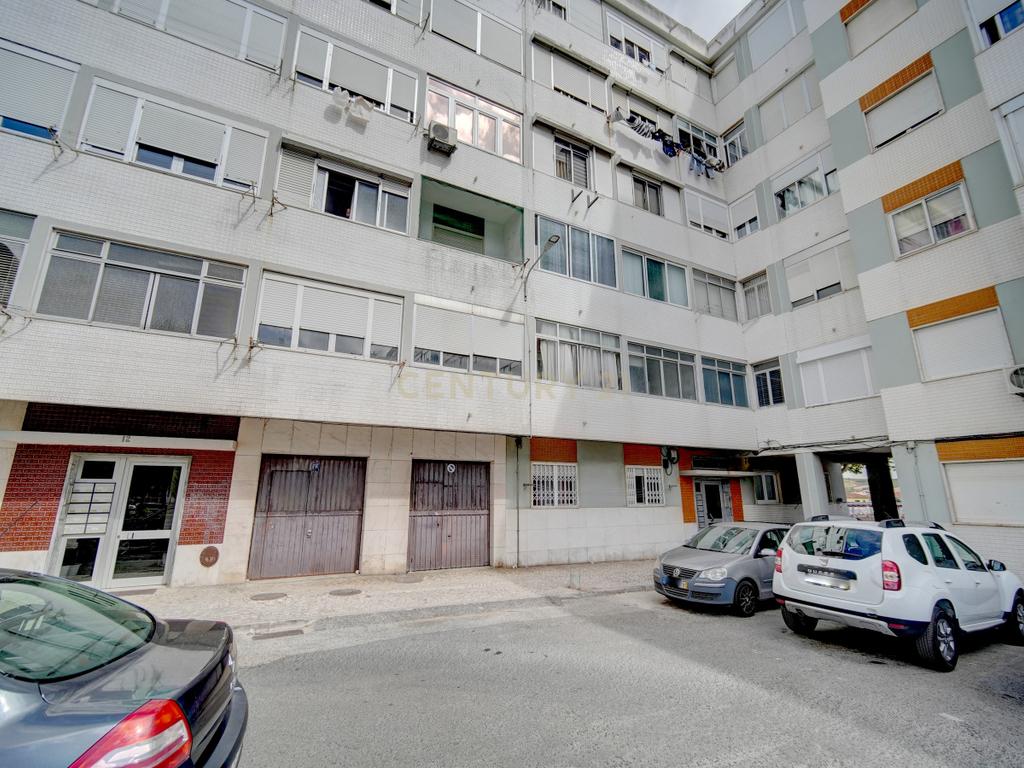 Apartamento T3 em Monte Abrãao: Localização e envolvente Privilegiadas - Image 1