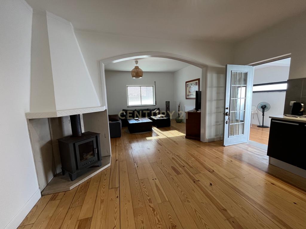 Moradia com quatro apartamentos independentes, três T2 e um T3 em Atouguia da Baleia. Ideal para famílias ou grupos, preparada para turismo ou para arrendamento de longa duração. - Image 76