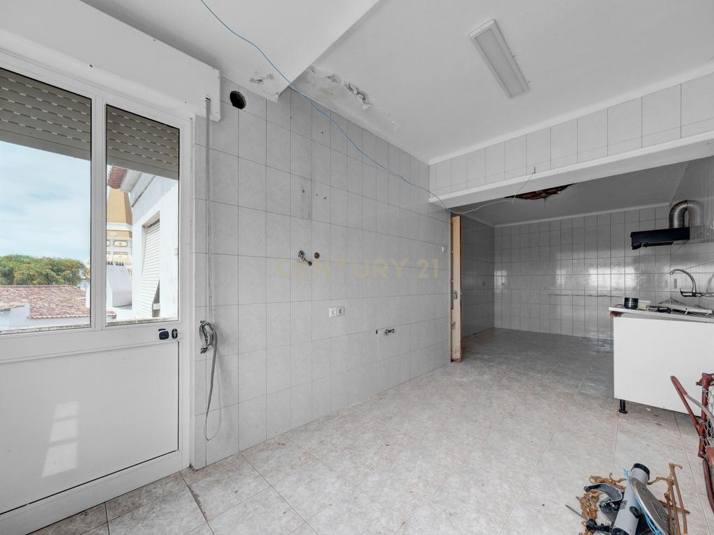 Apartamento T2 para recuperação em zona histórica de Angra do Heroísmo - Oportunidade Única! - Image 9