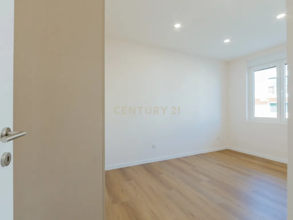Apartamento T3 moderno e espaçoso no coração do Pinhal Novo - Image 7