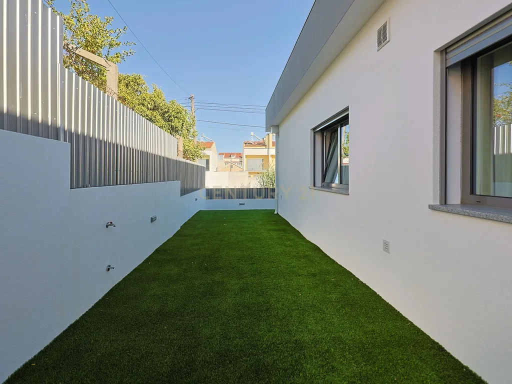 Moradia T3 Isolada com Piscina e Garagem em Fernão Ferro - Image 30