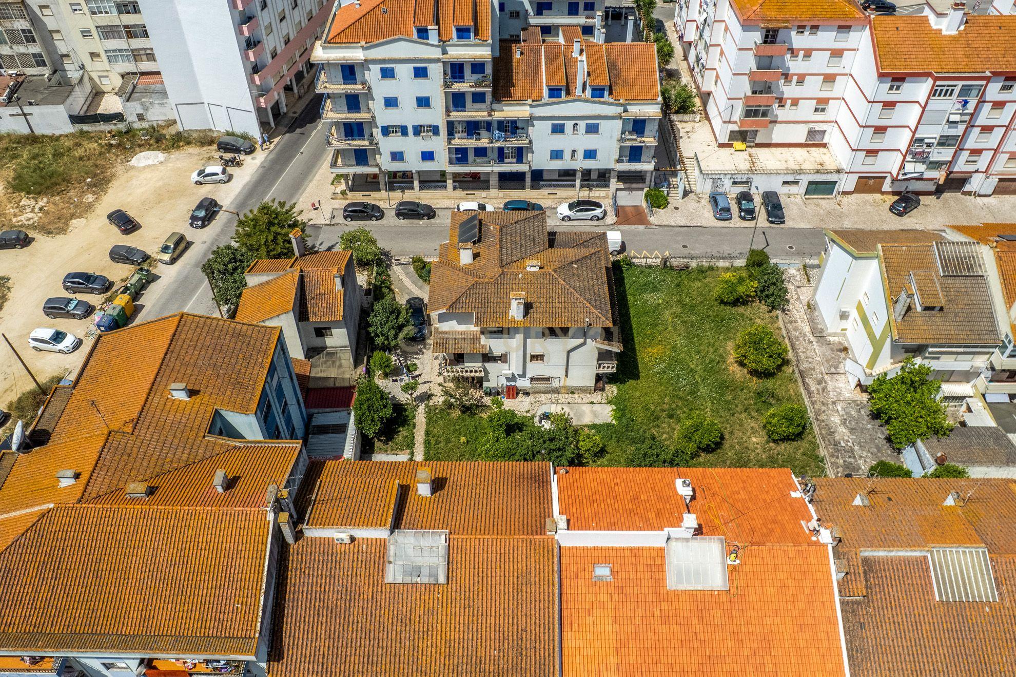 Fotografia 12 de Excelente Moradia T7 no Carregado Inserida num generoso lote de 1.060m².