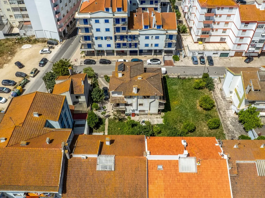 Excelente Moradia T7 no Carregado Inserida num generoso lote de 1.060m². - Image 12