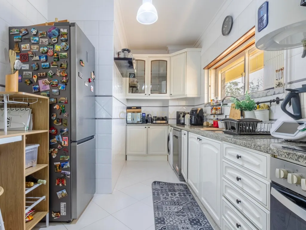 Espaçoso T3 na Sobreda com 2 Casas de Banho e Varandas - Image 14
