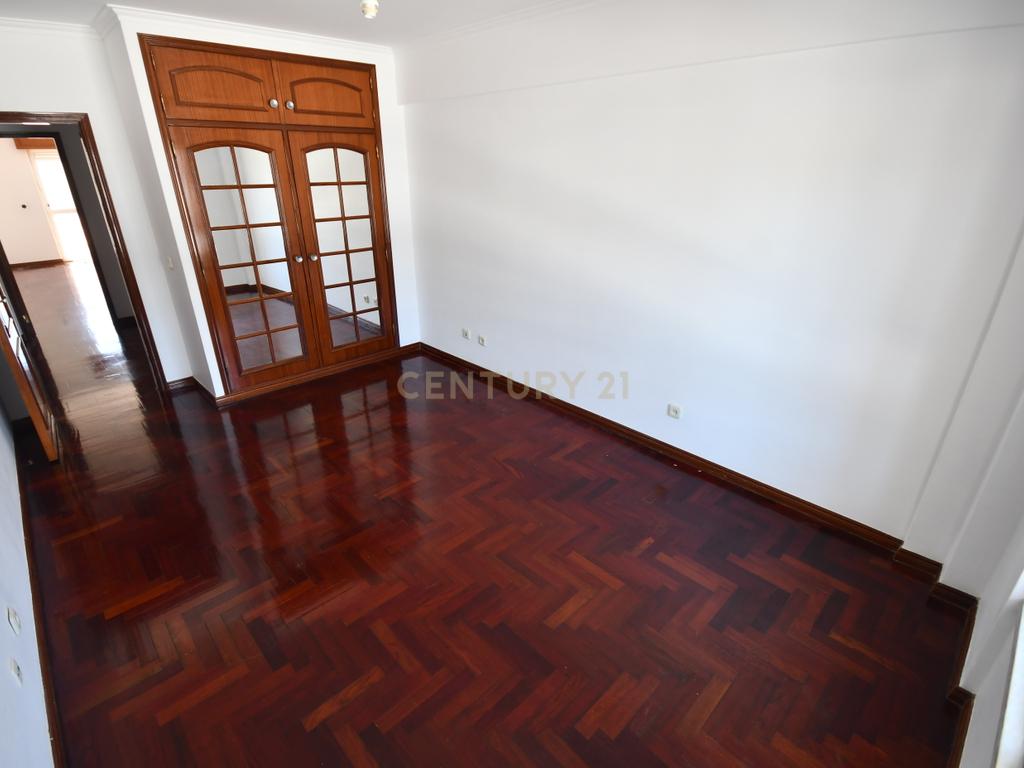  T2  Anta Cacém com  Garagem - Image 12
