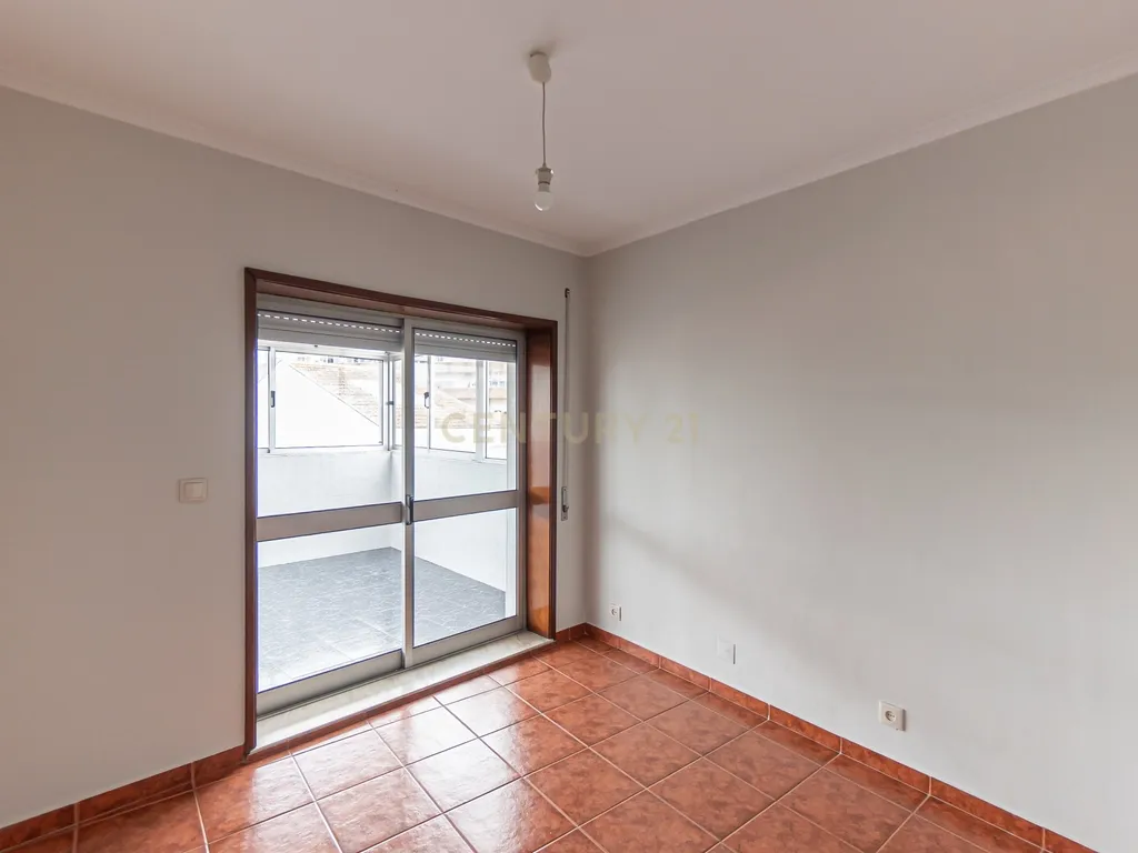 T2 Renovado com Vista Cidade – Rua de São Roque da Lameira, Campanhã - Image 3