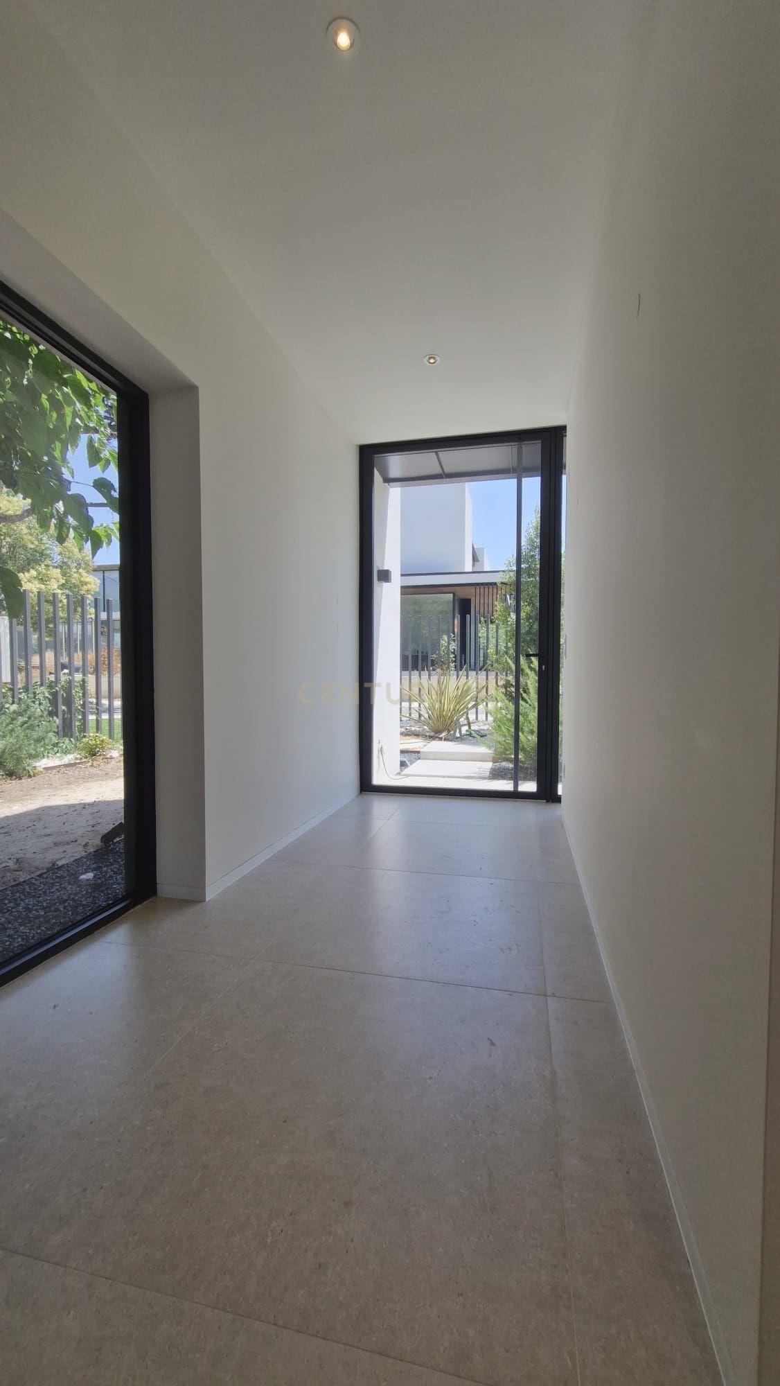 Fotografia 3 de Moradia T4 | Área de Construção: 380m² | Lote: 502m² | 3 Pisos | Piscina Privada