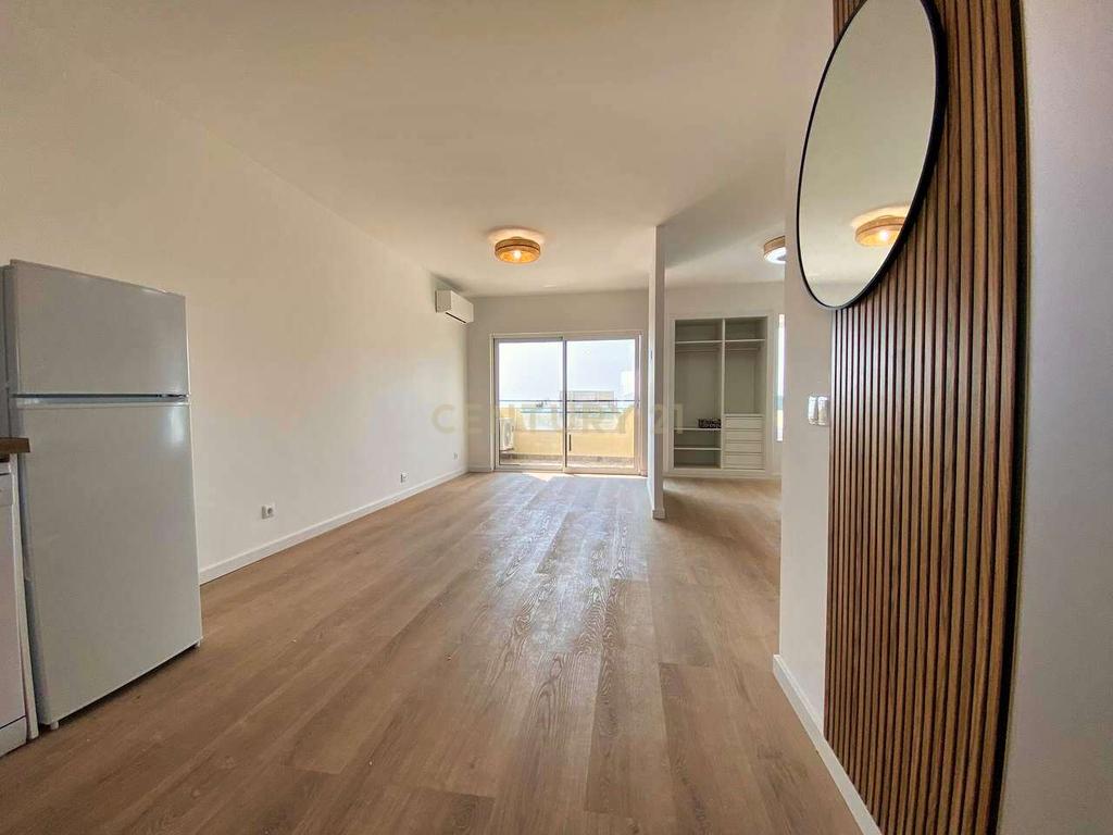 Apartamento T0 Totalmente Renovado - Image 4
