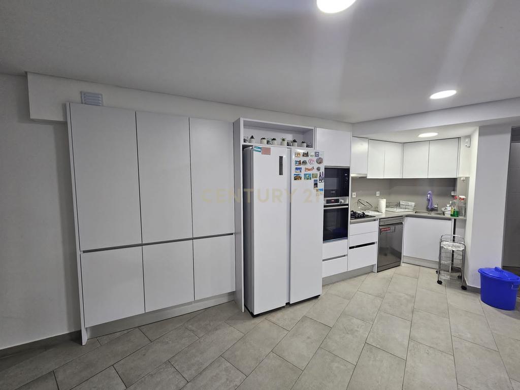 Moradia T4+1 de Luxo em Famões – Elegância, Conforto e Localização Premium - Image 23