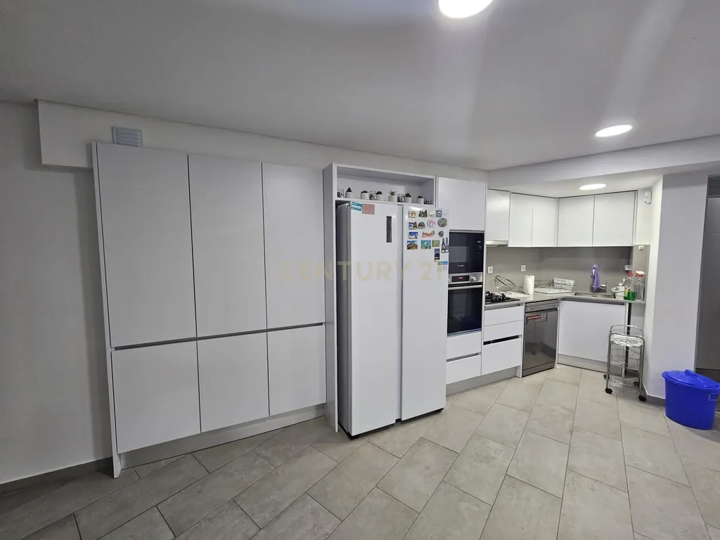 Moradia T4+1 de Luxo em Famões – Elegância, Conforto e Localização Premium - Image 23