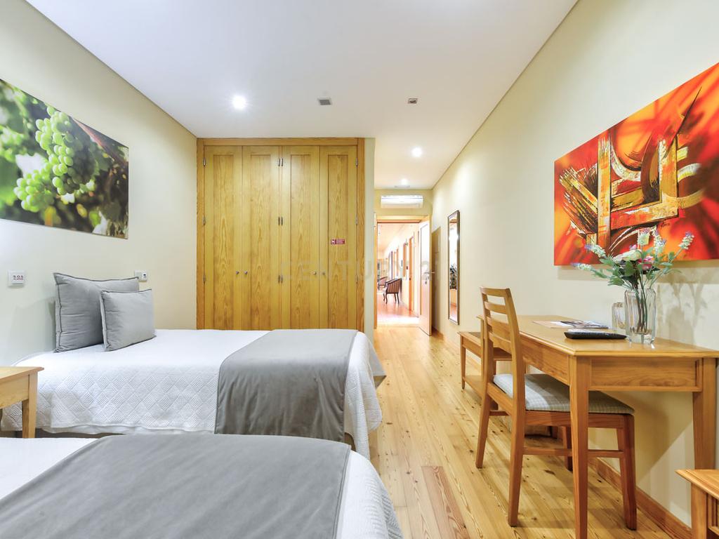 Propriedade T8 com Jardins, Lago e Potencial Alojamento - Localização Premium - Image 38