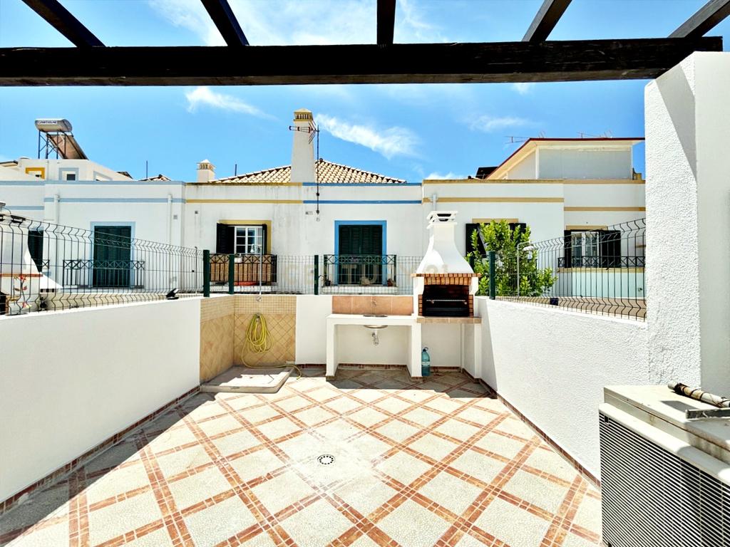 Moradia T2+1 em banda, situada na Urbanização do Mato Santo Espírito, em Tavira, totalmente remodelada e pronta a estrear. - Image 8